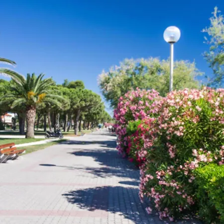 Ideale Avec Piscine Chauffee A 1500m Des Plages, 3 Et Parking, - Fr-1-732-31