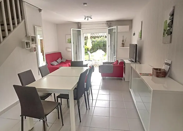 Ideale Avec Piscine Chauffee A 1500m Des Plages, 3 Et Parking, - Fr-1-732-31 *